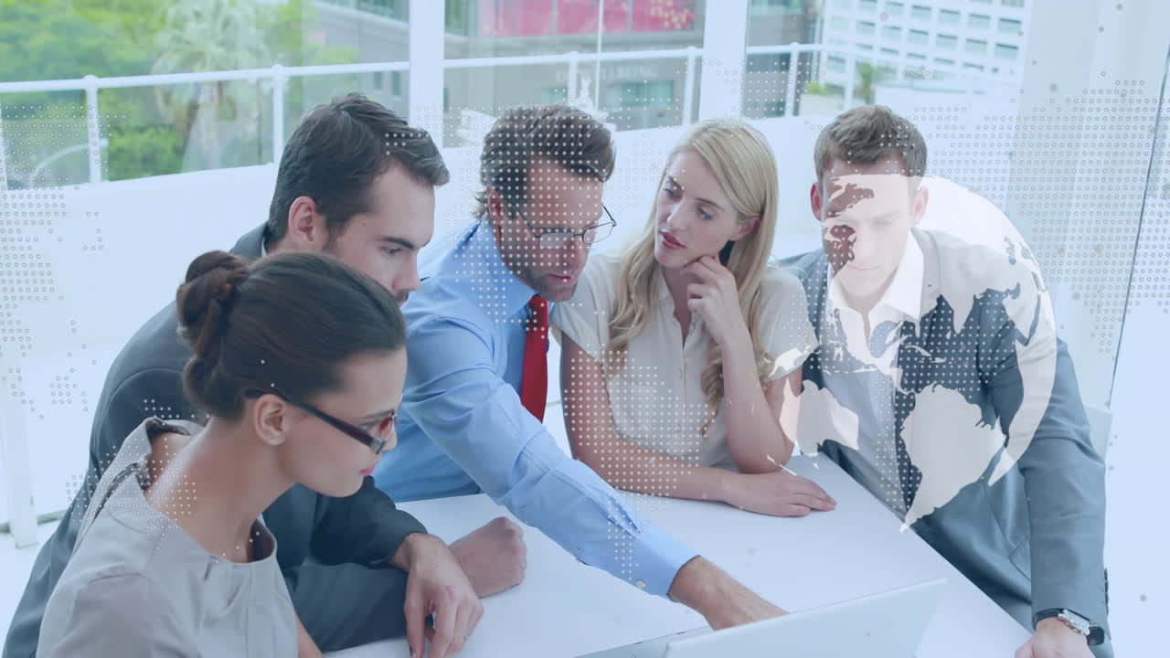 사무실에서 함께 토론하는 다양한 사업가들에 대한 회전하는 지구와 세계 지도의 애니메이션