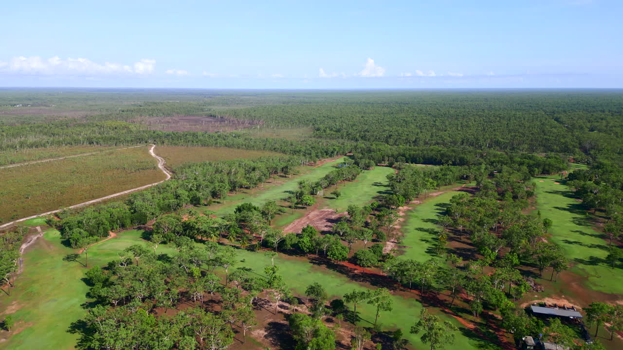드론이 시골 지역의 금광의 공중 촬영을 비행합니다.