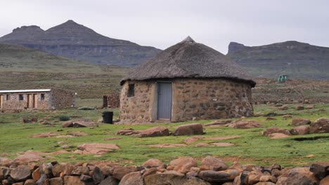 Round-stone-farmhouse-with-thatch-roof-on-Lesotho-plateau,-Africa