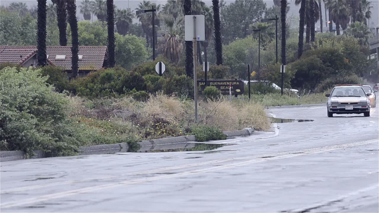 벤추라 캘리포니아에서 폭우 후 젖은 도로에서 운전하는 자동차