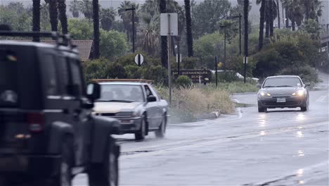 Automóviles-Circulando-En-Una-Carretera-Mojada-Después-De-Fuertes-Lluvias-En-Ventura-California