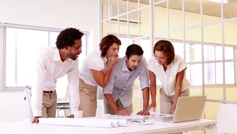 una squadra di architetti che esamina i progetti