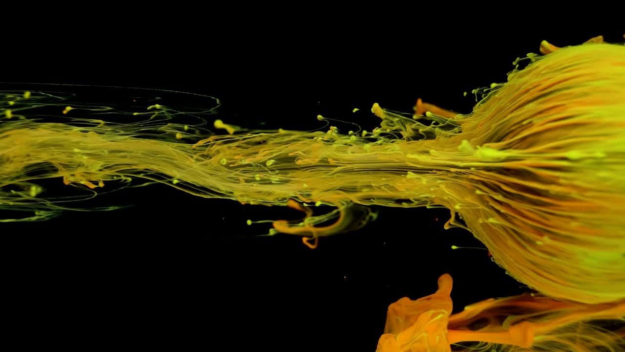 la pintura de tinta multicolor fluye lentamente de la pelota