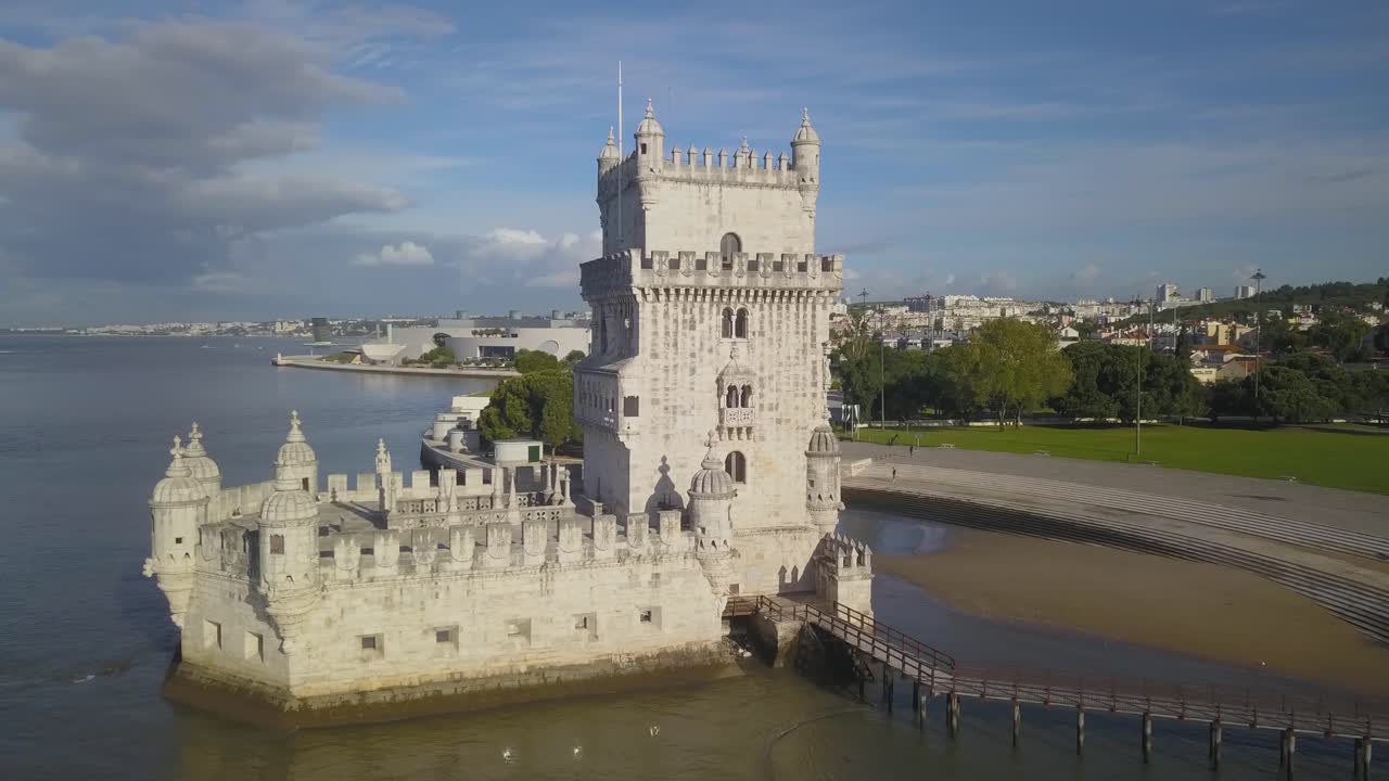 amanecer dorado en la torre de belem, torre de belem, en lisboa, portugal