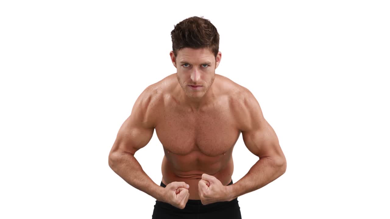 hombre musculoso flexionando sus músculos