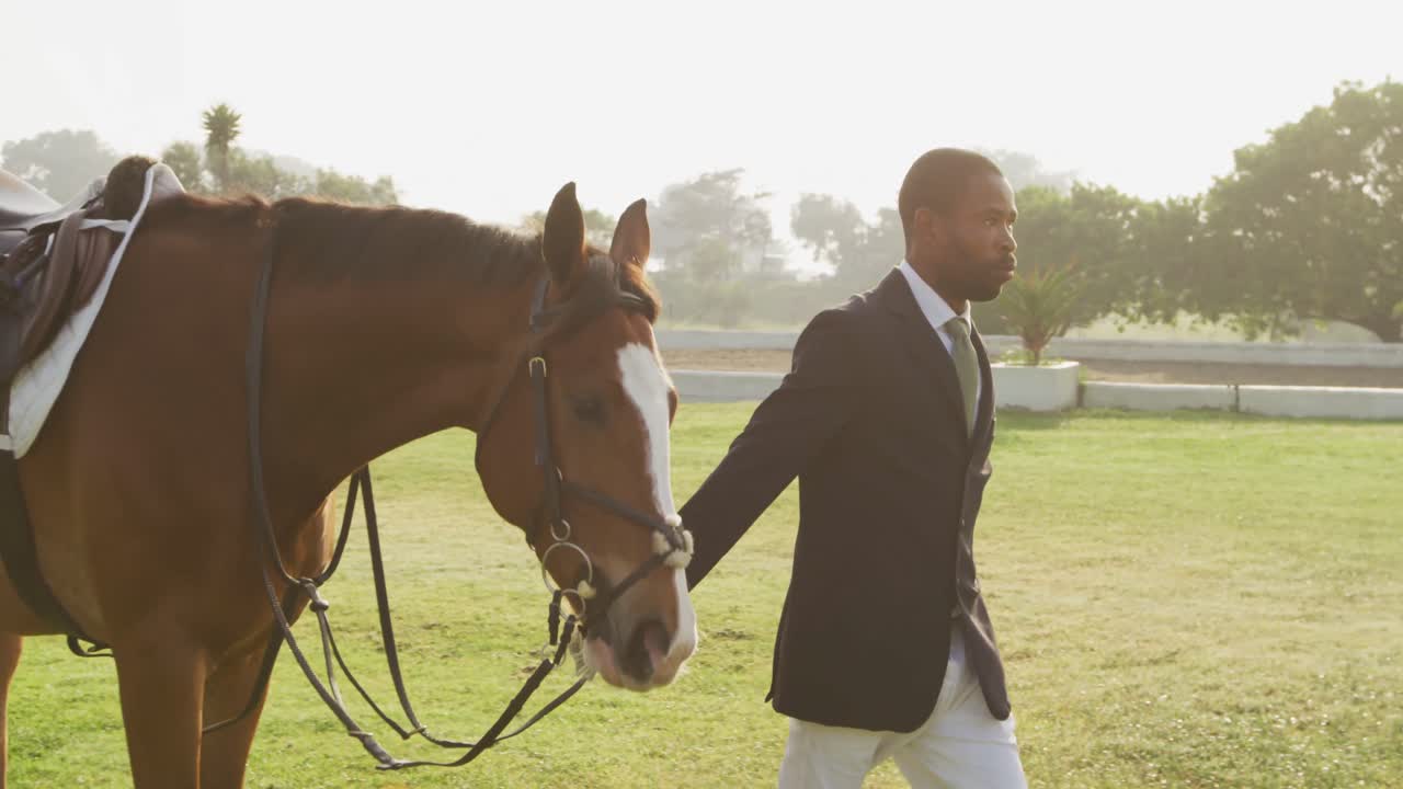 hombre afroamericano caminando con su caballo de doma