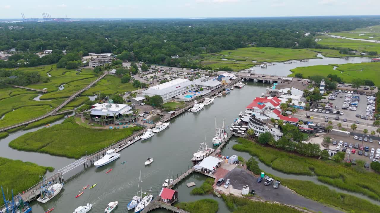 Ripresa statica con drone di Shem Creek a Mt Pleasant, SC