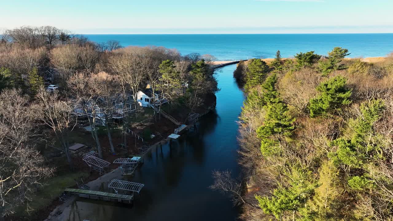movimiento de seguimiento aéreo a lo largo de un afluente del lago michigan
