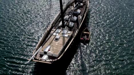 vista de cerca de un impresionante barco de madera de mástil anclado en el agua