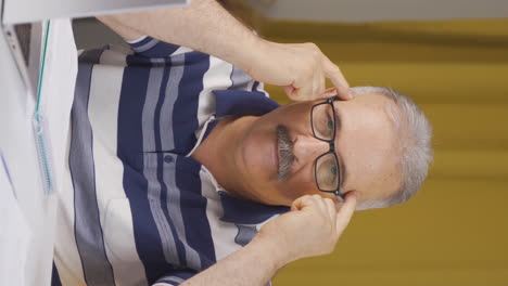 vídeo vertical de un anciano trabajador de la oficina en casa da un discurso motivacional.