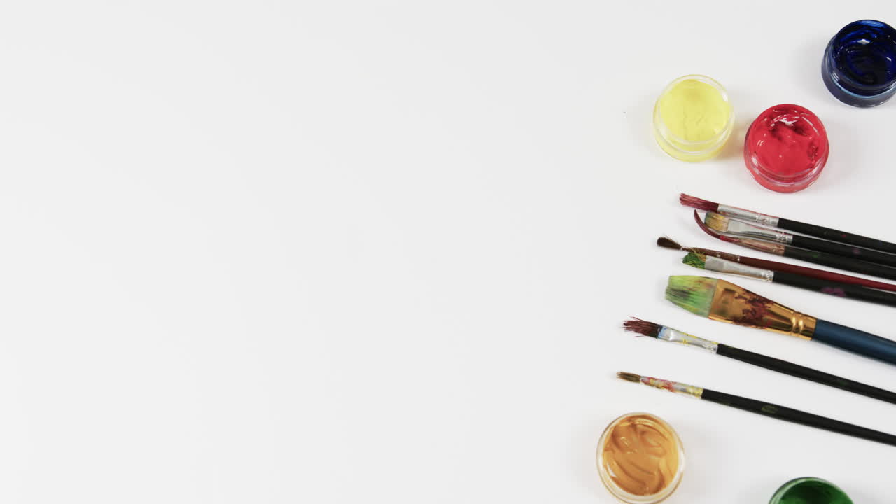 백색 배경 에 있는 페인트 와 브러시 의 상상, 복사 공간, 슬로우 모션