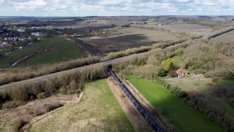 Jagen-Eines-Blauen-Zuges,-Der-Canterbury-In-Richtung-Ashford-International-Verlässt