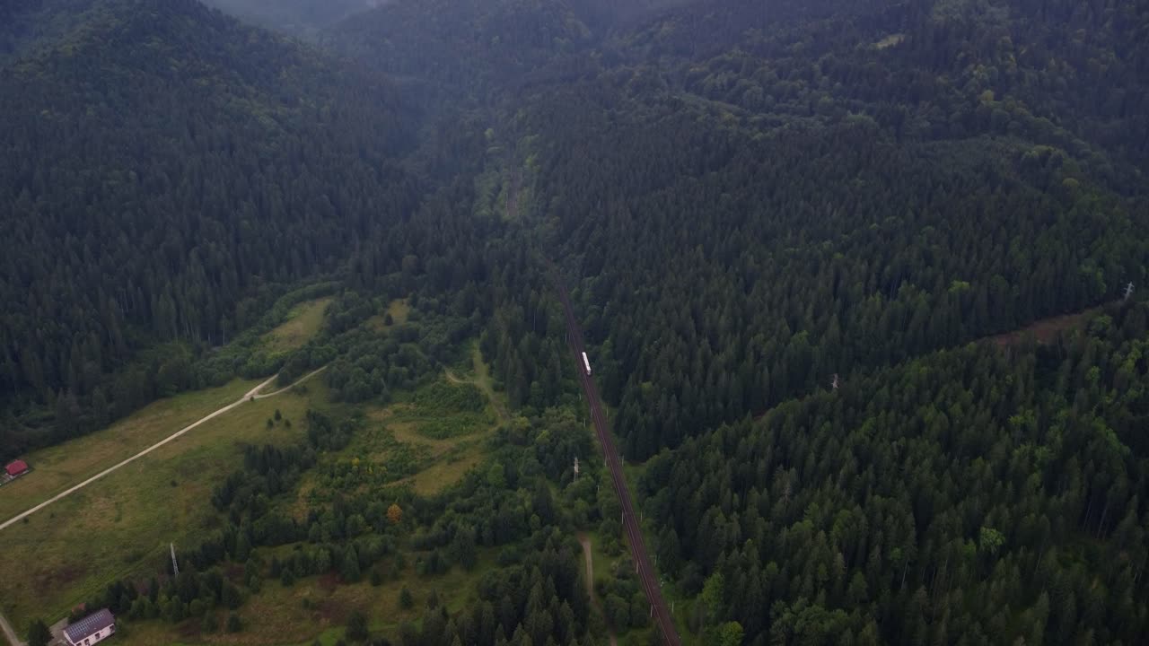 다음 대중 교통 열차의 항공 팔로우 샷