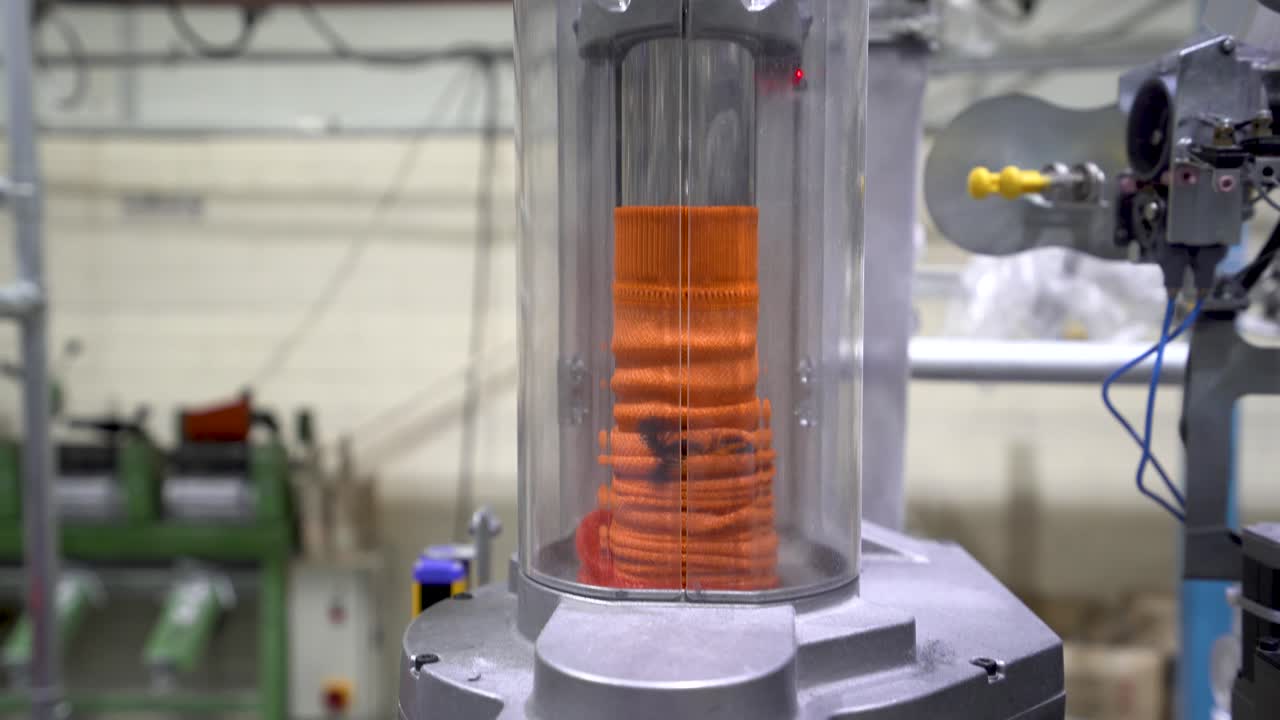 clip de 4k de la etapa final del calcetín en el proceso de fabricación de calcetines industriales