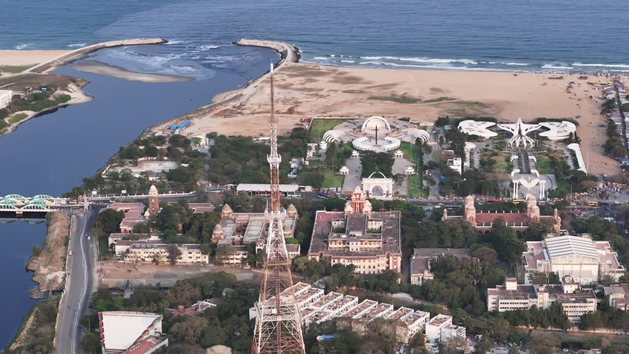 Chennai'nin Marina sahil şeridinin, Cooum Nehri ağzı, tarihi TV kulesiyle Island Grounds ve Bengal Körfezi kıyısındaki MGR Anıt kompleksiyle birlikte havadan görünümü.