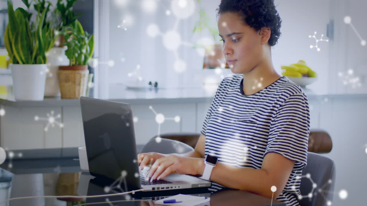 animación de moléculas sobre mujer biracial usando computadora portátil