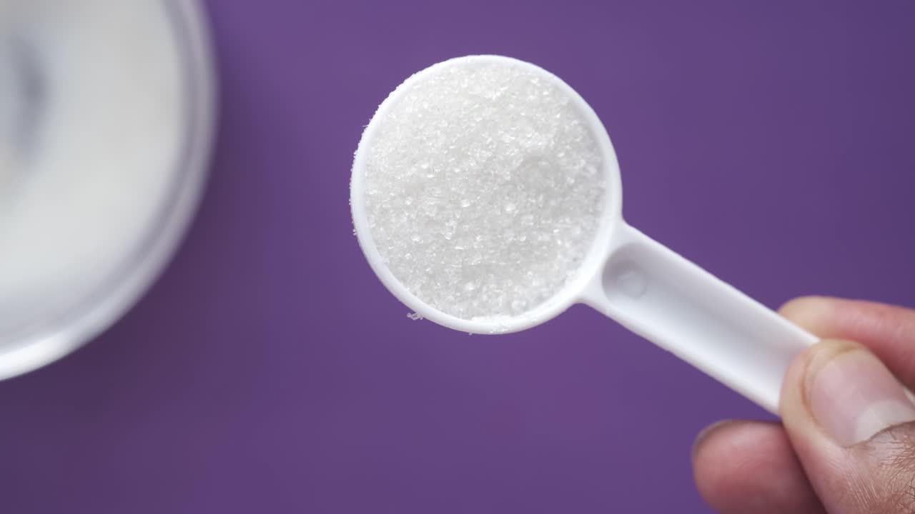 azúcar blanco en cuchara medidora