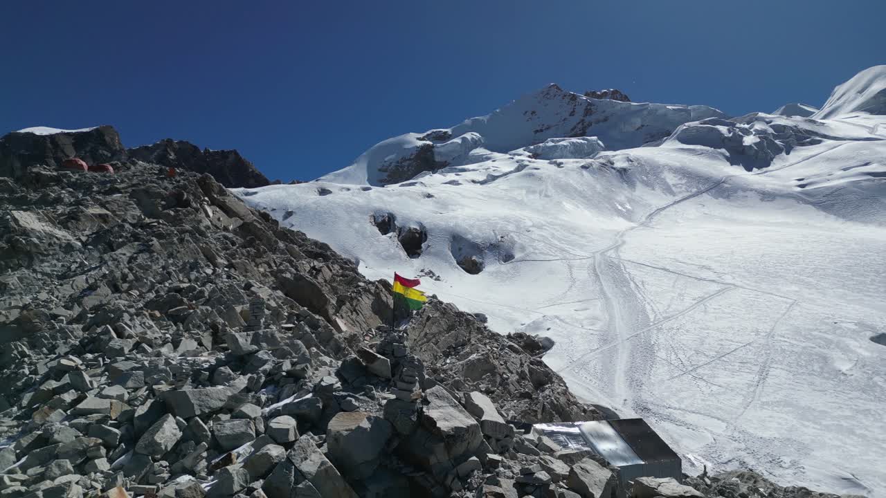 볼리비아의 발이 우아나 포토시 산의 바위 위에 날아다니고 있습니다.