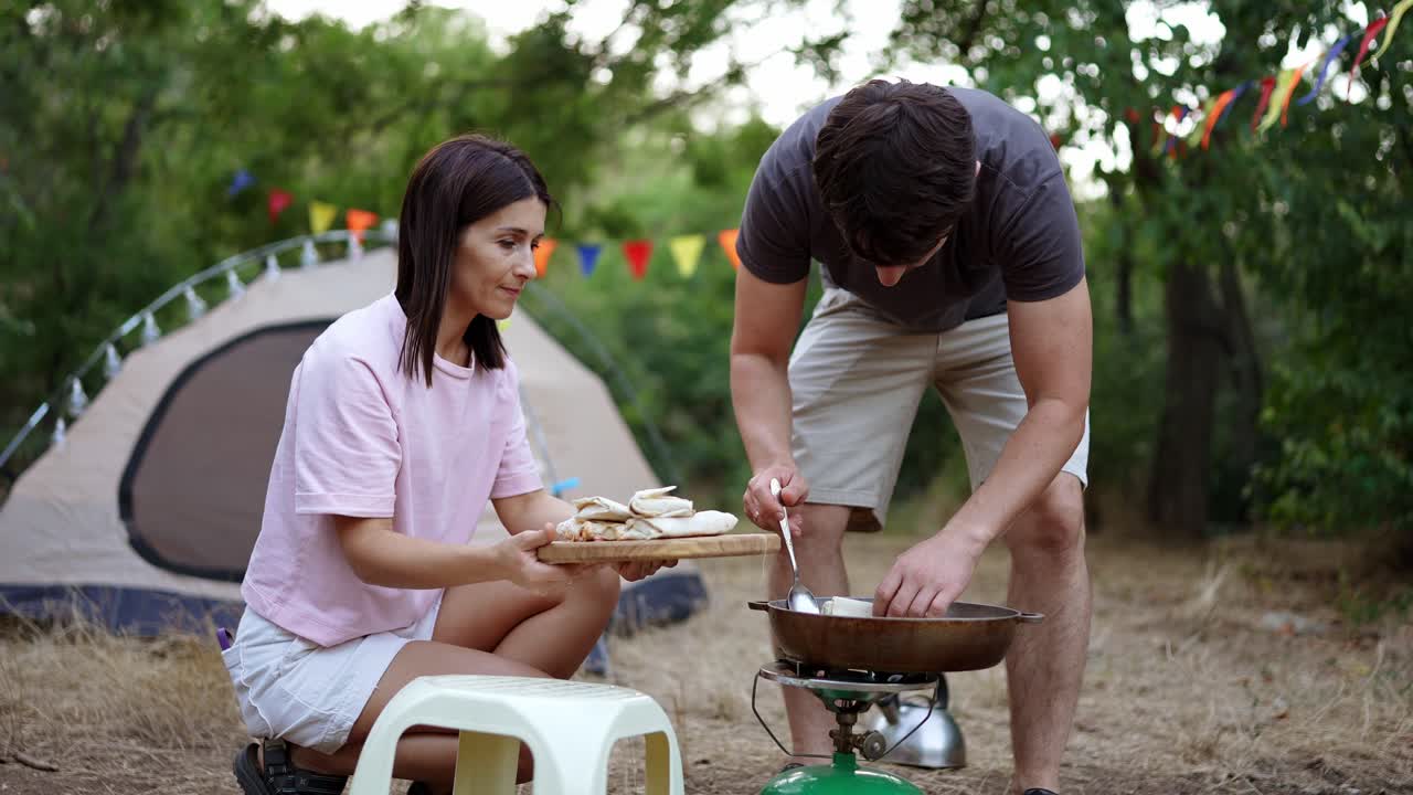 커플 캠핑과 요리