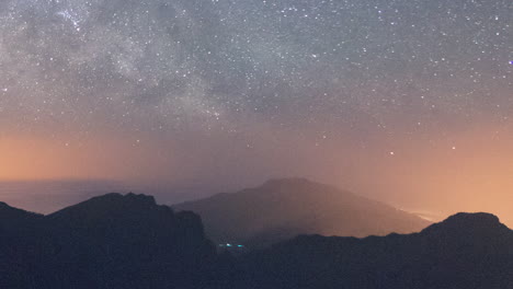 timelapse de la vía láctea subiendo en el cielo despejado de la isla de la palma, islas canarias, españa