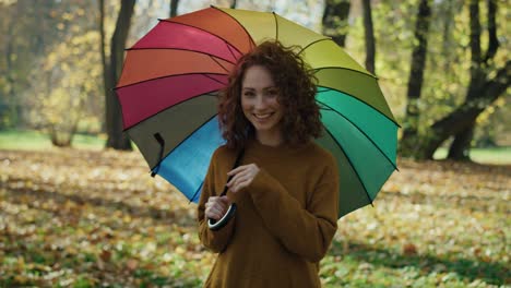 Mujer-Caucásica-Con-Paraguas-Coloridos-Caminando-En-El-Parque-De-Otoño.