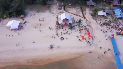 imágenes de drones de 4.000 cherating fiesta en la playa, malasia
