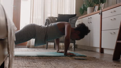 Mujer-Sana-Haciendo-Ejercicio-En-Casa-Practicando-Flexiones-En-La-Sala-De-Estar-Disfrutando-Del-Ejercicio-Físico-Matutino