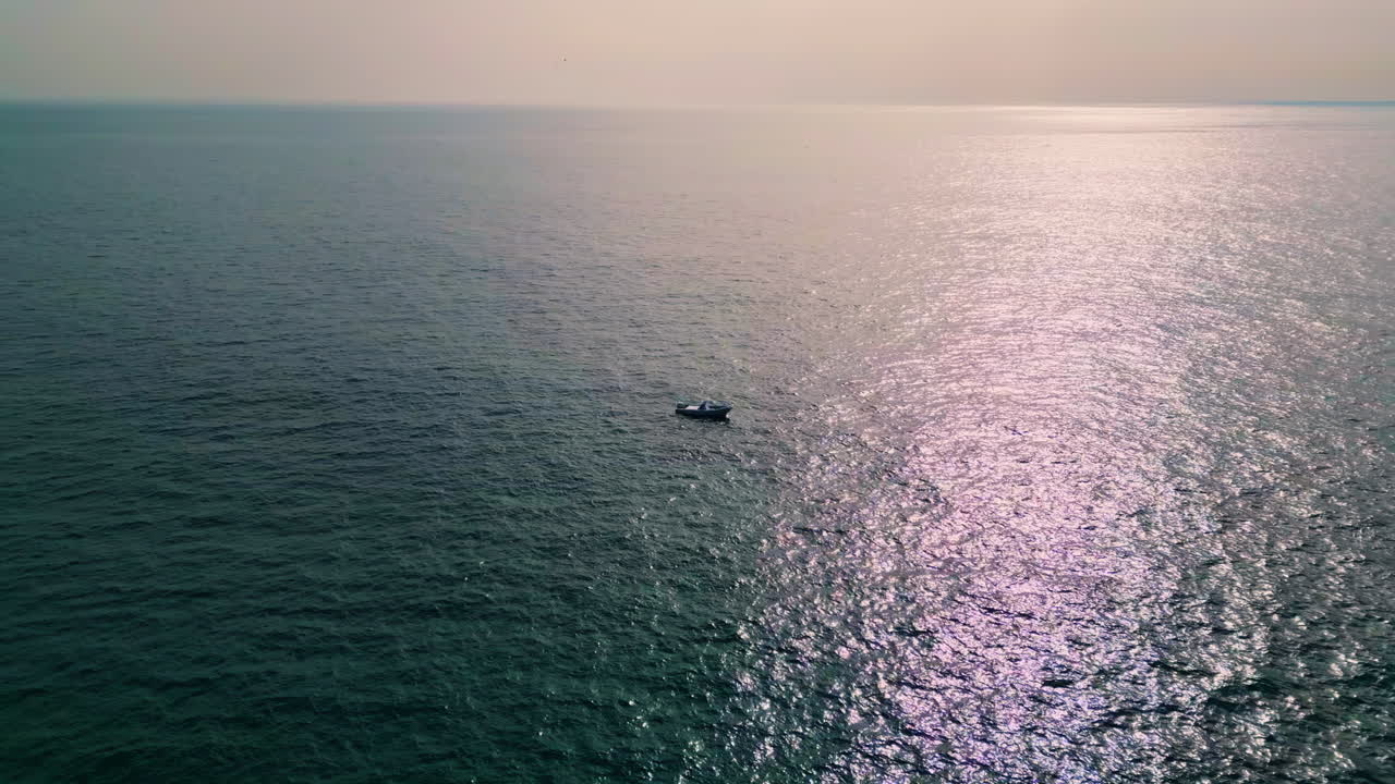 드론 뷰 선박이 빛 바다 풍경에서 항해합니다. 개방된 물에서 외로운 요트