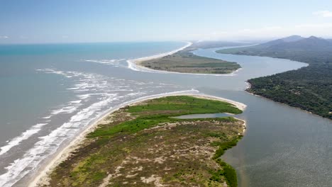 Meeting-of-waters,-fresh-water-of-the-river-with-the-salt-water-of-the-sea,-estuary