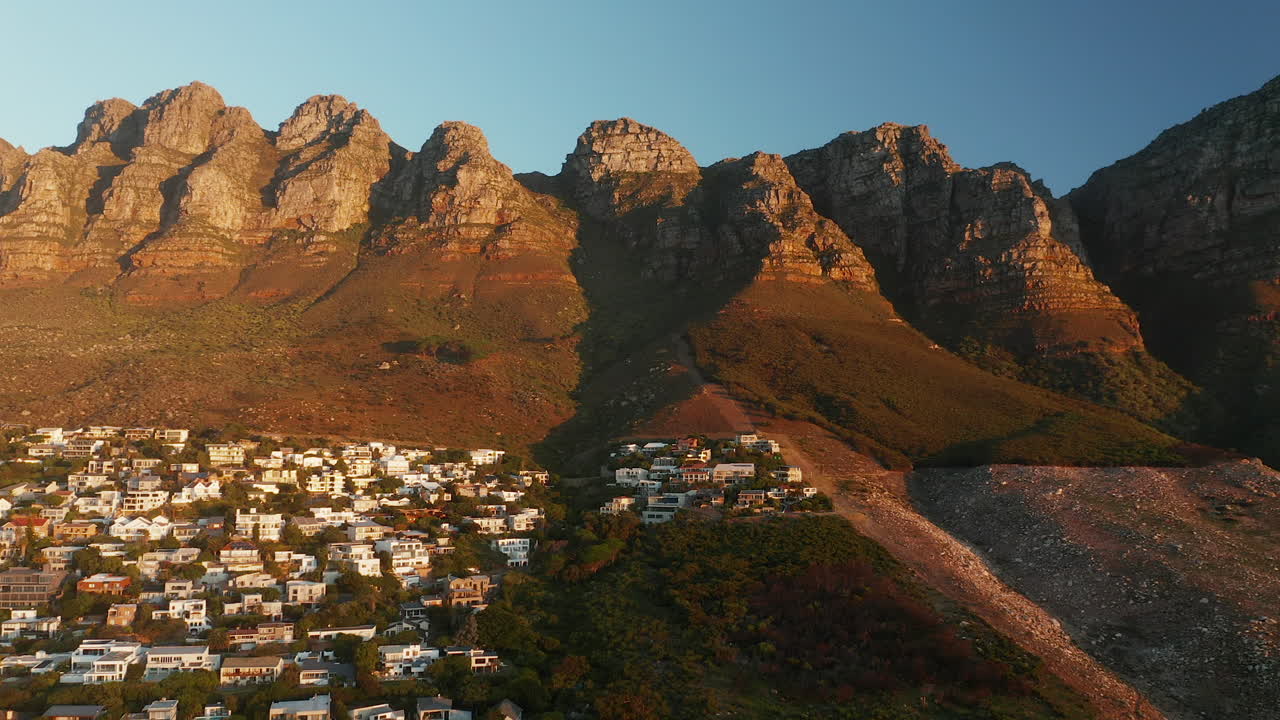 Zwölf-Apostel-Berg und Villen in Camps Bay, Kapstadt, Südafrika – Drohnen-Luftaufnahme.