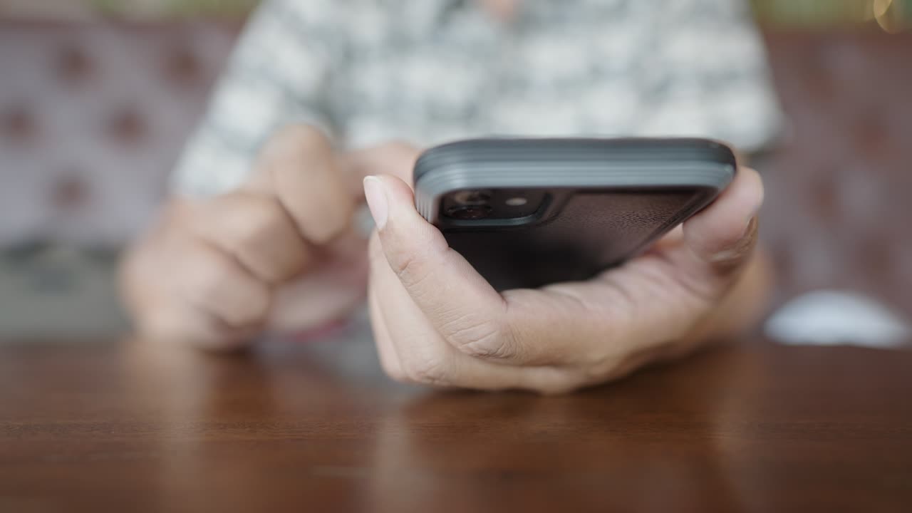 젊은 사업가가 인터넷에 연결된 스마트 폰을 통해 고객들과 비디오 컨퍼런스를 하고 있습니다.