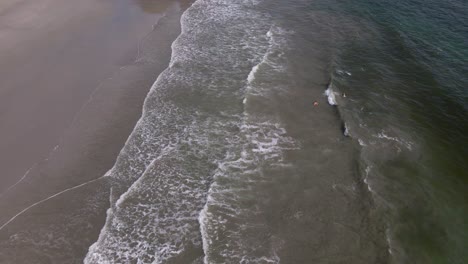 Vista-Aérea-Inclinada-Hacia-Arriba-Del-Océano-Pacífico-Y-La-Playa-En-Las-Costas-Occidentales-De-Costa-Rica