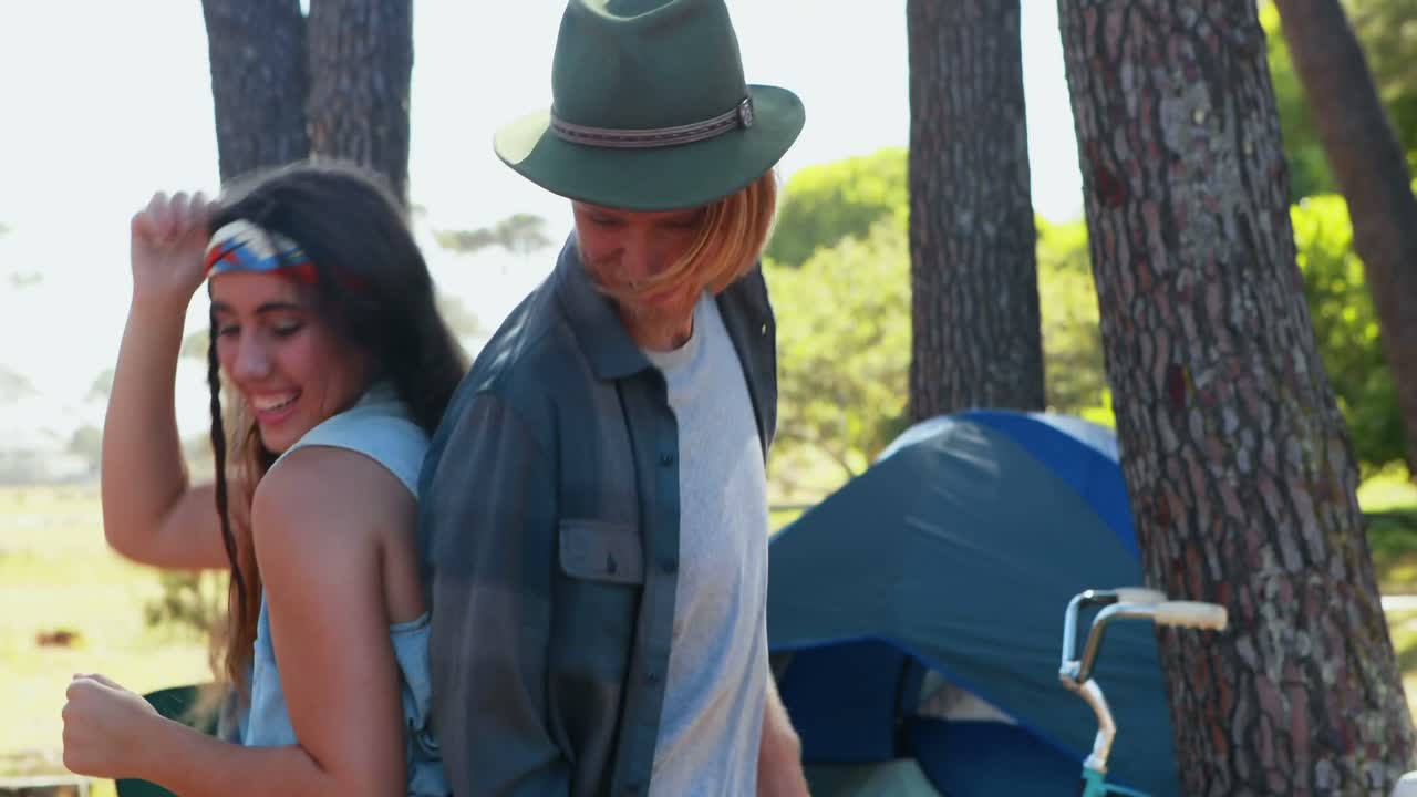 페스티벌 4k에서 춤을 추는 커플