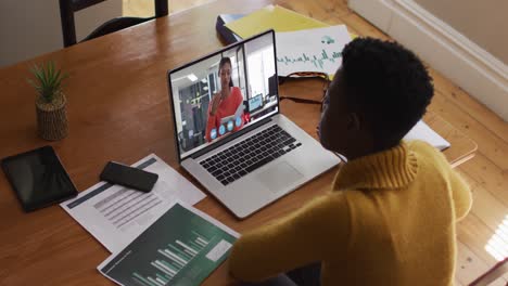 Mujer-Afroamericana-Teniendo-Una-Videollamada-Con-Una-Colega-En-Una-Computadora-Portátil-En-Casa