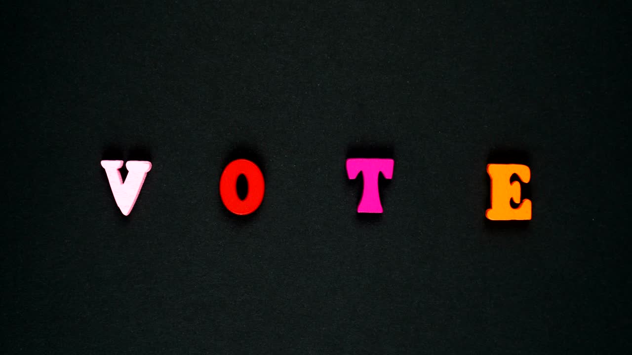 voto de palabras formado por letras de madera multicolores. palabras coloridas bucle. animación de movimiento de parada