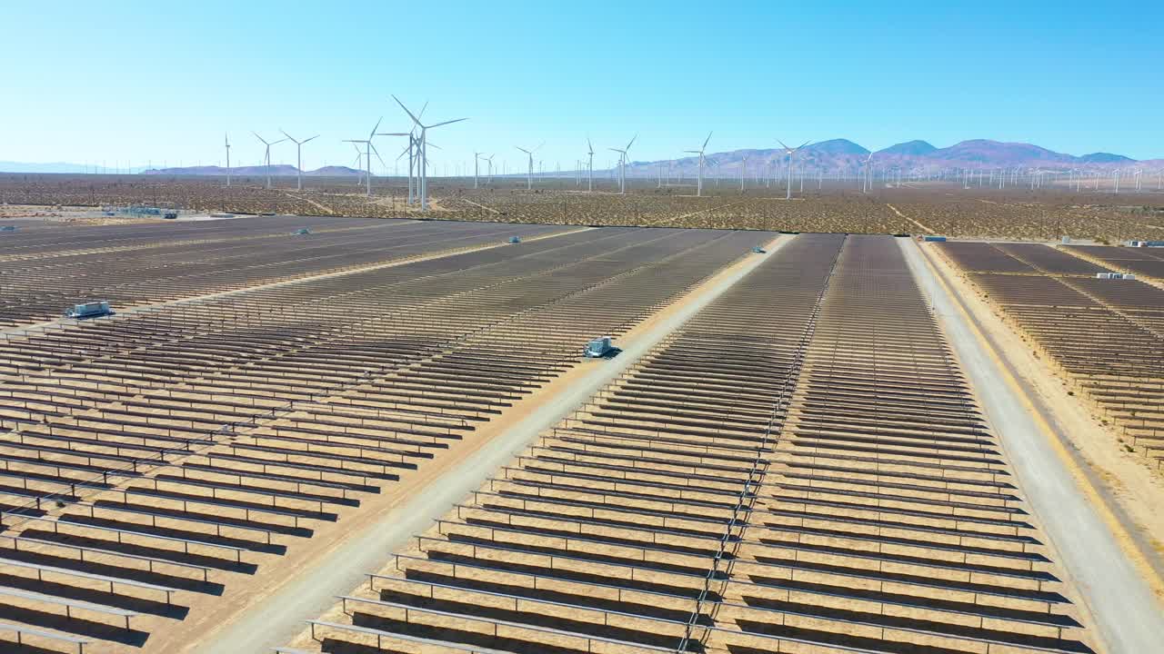 antena sobre una granja solar revela una granja eólica en la distancia desierto de mojave california sugiere fuentes de energía limpias y renovables verdes