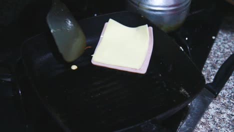tortita casera con jamón y queso rallado todavía chupito
