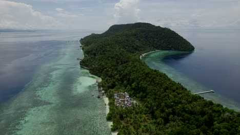 Raja-Ampat-Luftaufnahme-Des-Strandes-Und-Des-Riffs-An-Einem-Heißen,-Sonnigen-Tag