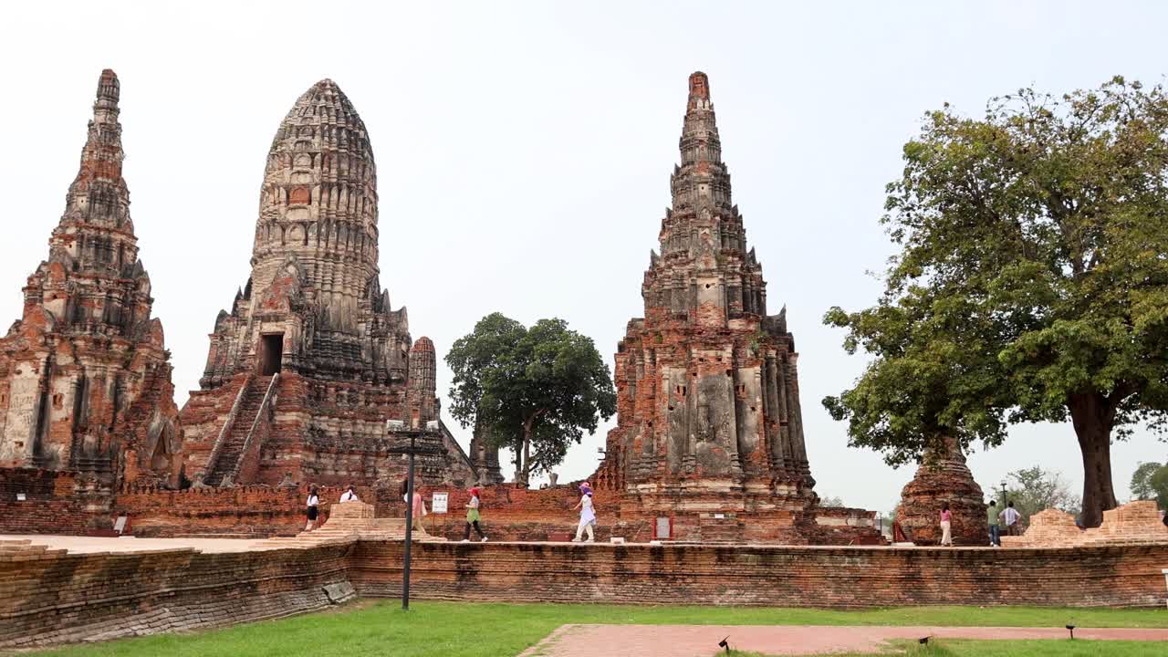 los turistas caminan por las antiguas ruinas del templo en ayutthaya