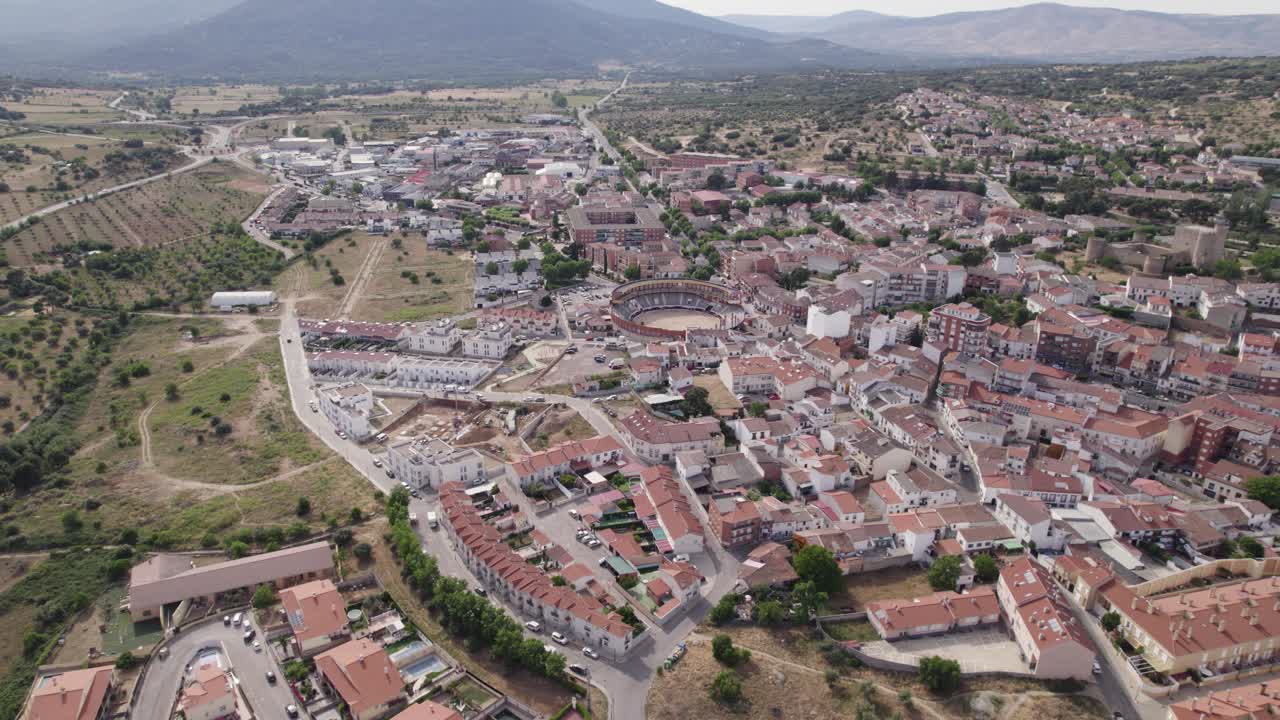 Vista aerea del comune spagnolo di San Martín de Valdeiglesias in discesa verso la leggendaria arena per la corrida.