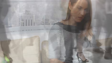 animación de una mujer trabajando en una computadora portátil en casa sobre pasajeros acelerados caminando en un edificio moderno