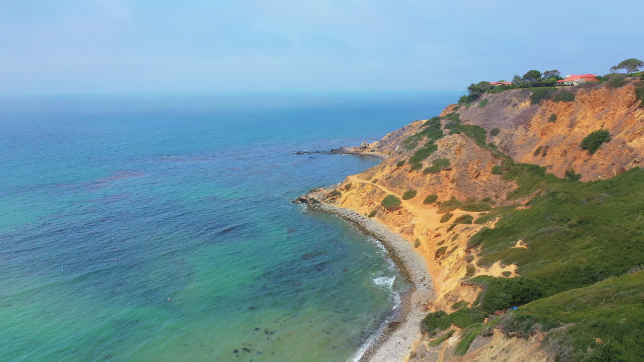 캘리포니아 팔로스 베르데스(palos verdes)의 모래 해변에서 청록색 파도가 부드럽게 부서지는 해변의 그림 같은 전망은 공중 전망을 뒤로 당깁니다