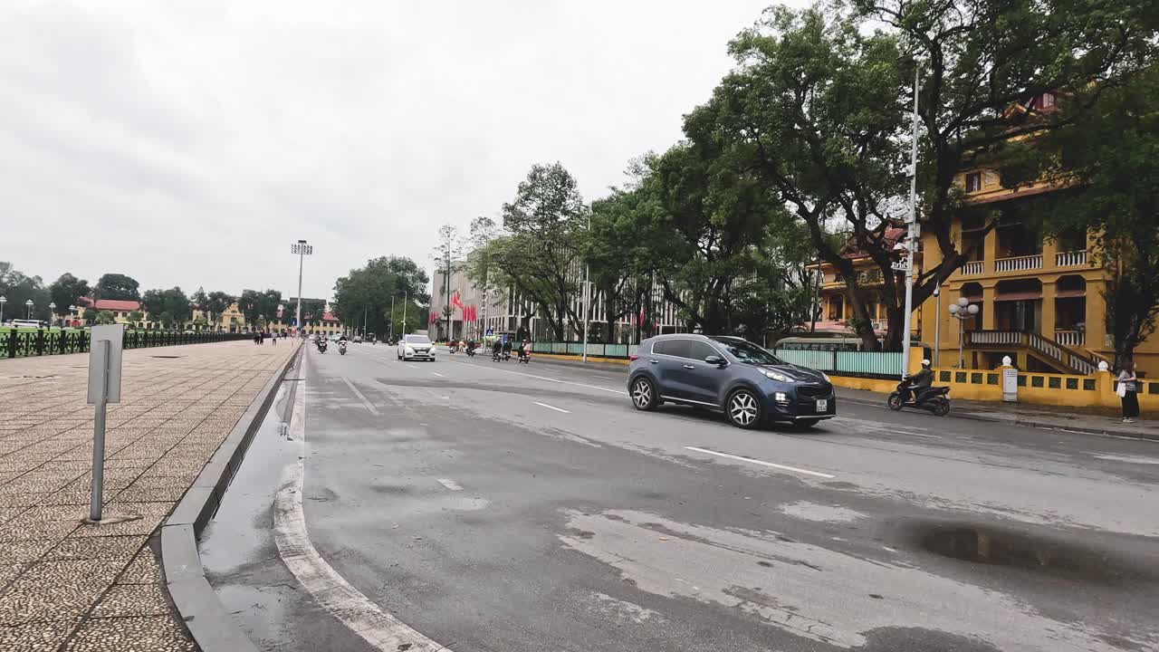 바쁜 도시 교차로를 가로지르는 차량과 자전거