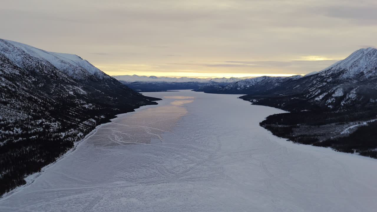 Lago Kusawa ghiacciato tra montagne innevate in inverno. - Ripresa aerea.