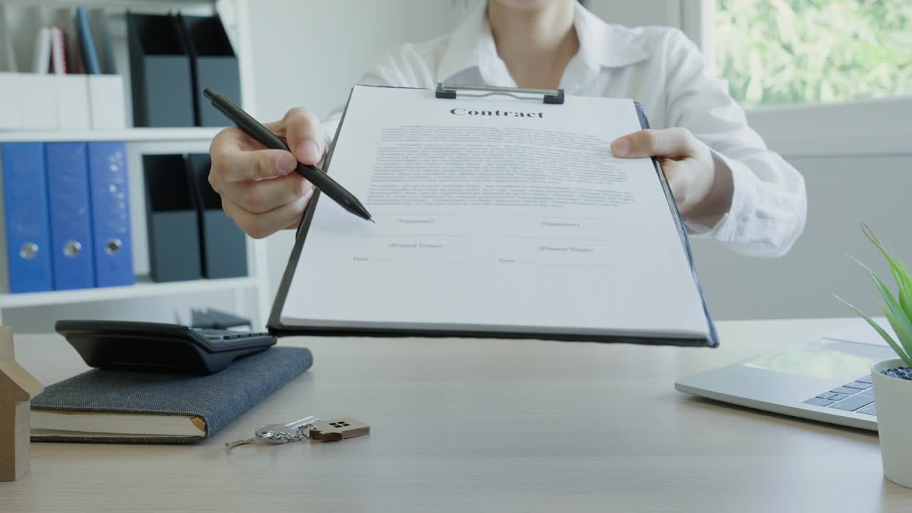 casa de agencia preparar contrato para comprar una casa de un agente de bienes raíces. comprar y vender casas, concepto de venta de casas