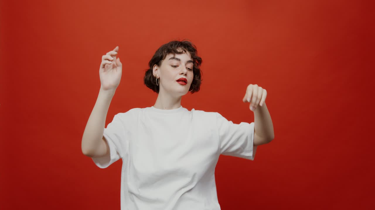 티셔츠를 입고 춤을 추는 여자