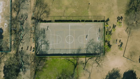 Aéreo---Cancha-De-Baloncesto-En-El-Parque,-Buenos-Aires,-Argentina,-Tiro-Ascendente-De-Arriba-Hacia-Abajo