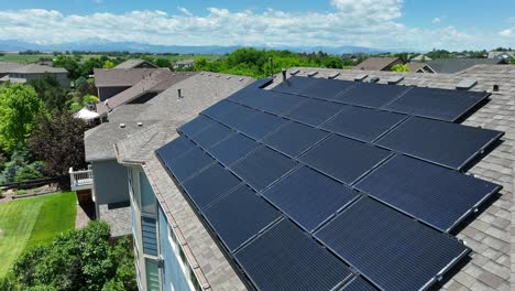 paneles solares en casas de lujo en un día de verano