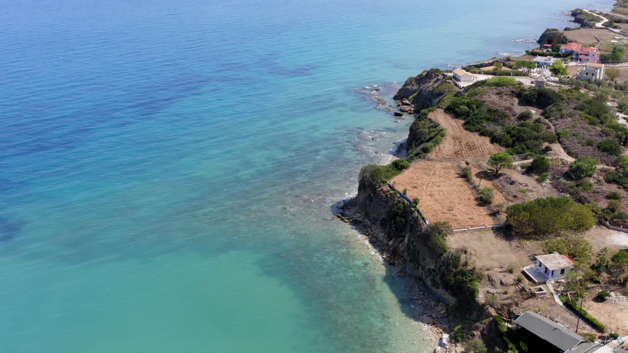 절벽으로 뒤덮인 푸른 바다 해안선