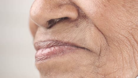 primer plano de la cara de una persona de edad avanzada
